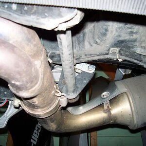 Foot brake. Underneath from left side showing rod across frame