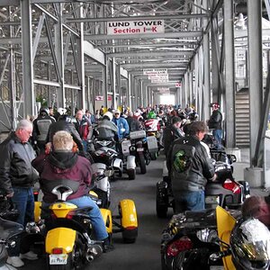 Visiting while waiting to ryde the track