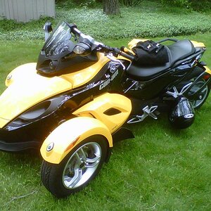 Fresh clean bike on a Freshly cut lawn =-)