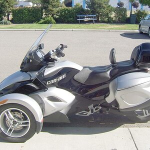 New seat, hardbags & trunk.