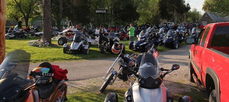 06   Partial Crowd at the Wagon Wheel Motel