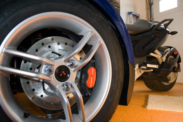 2010RSspyder CaliperTrimKit 11 - Left side - Brake caliper decal installed