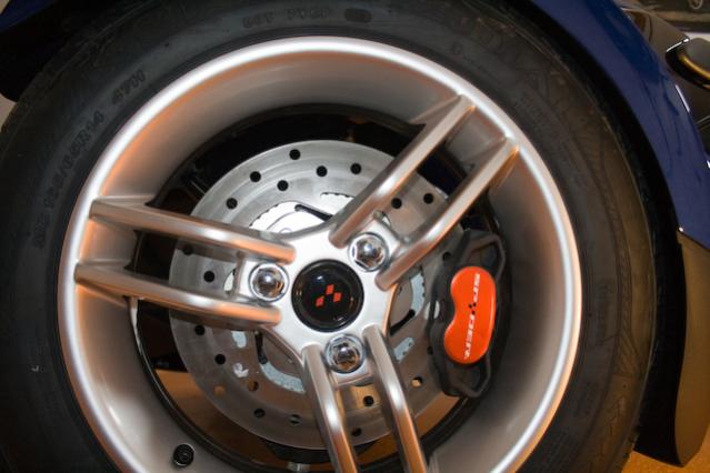 2010RSspyder CaliperTrimKit 12 - Left side - Brake caliper decal installed