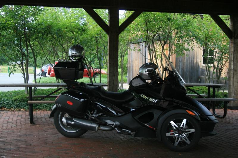 2011 07 30 Vermont Welcome Center, Spyder seeking shelter from rain