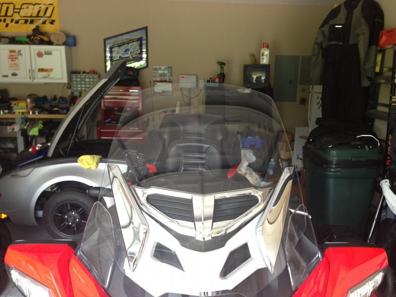 23" windshield with air vent.