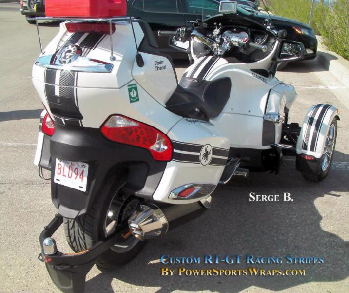 3M Carbon Fiber RT custom kit with matching saddle bag and fender stripes.  Great combo Serge!!