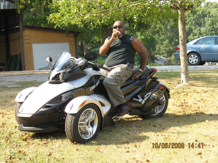 5 October 2008  Frank Ruiz and Clifford Kelly new Spyder 013.  Kelly on Spyder