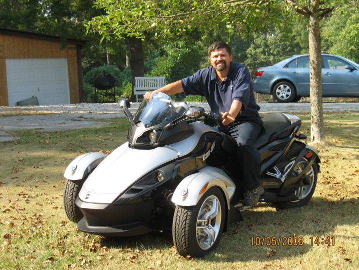 5 October 2008  Frank Ruiz and Clifford Kelly new Spyder 015.  Ruiz from Columbia South American