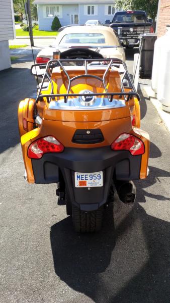 Added a second factory original antenna on the left rear to have two matching antennas. Only for looks