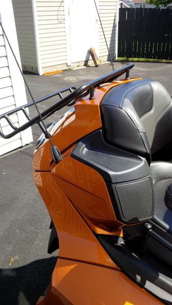 Added a second factory original antenna on the left rear to have two matching antennas. Only for looks