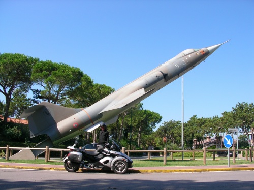Airplane mounted on a post (50 points)
italy - lignano