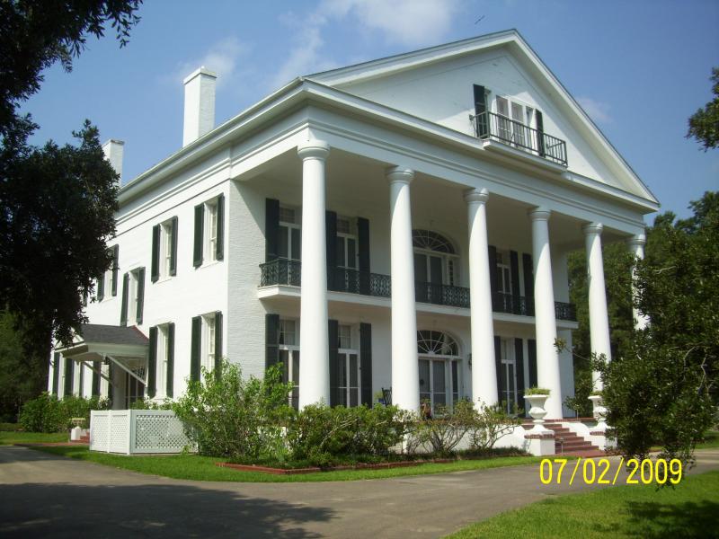 Another clear shot of the manor.