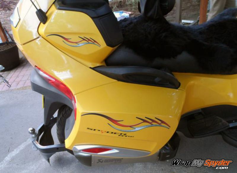 Barbwire 101 Red ref saddle bag and speaker