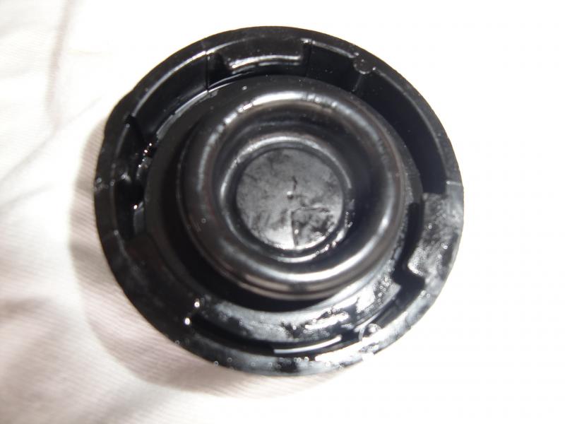 Brake fluid reservoir cap with seal in.