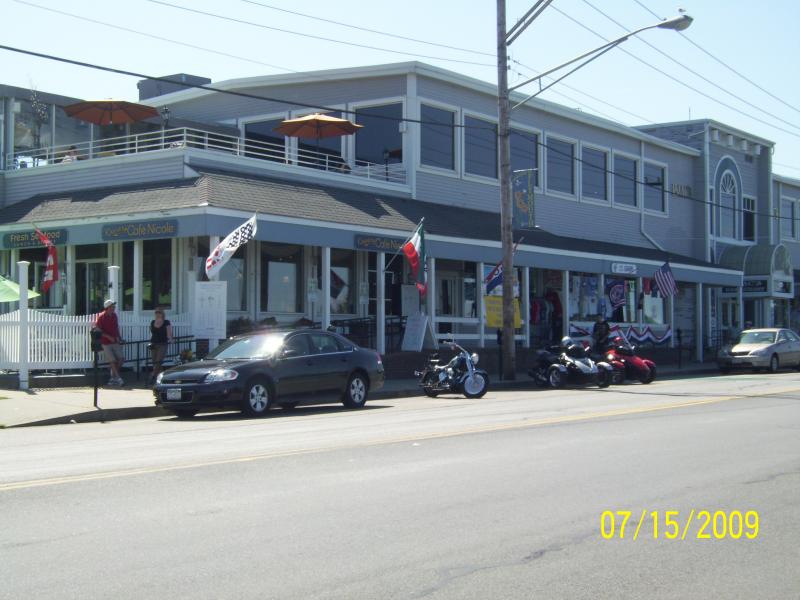 Cafe Nicole; I recommend it whole-heartedly.