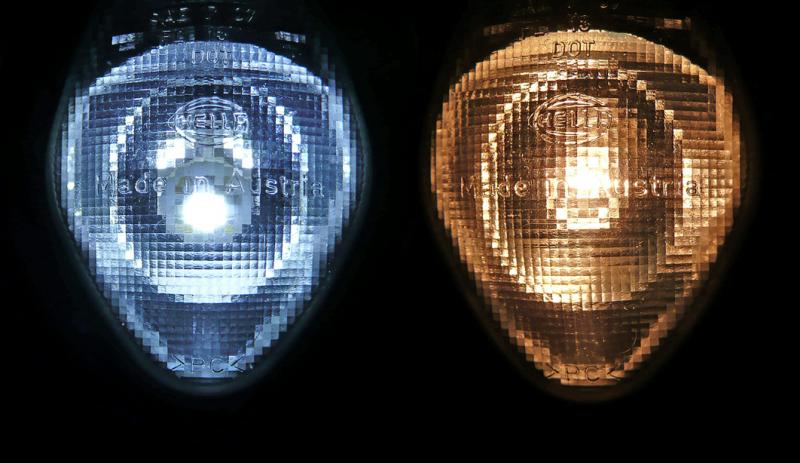 Comparison color of front fender blue/white LED & tunsten bulb