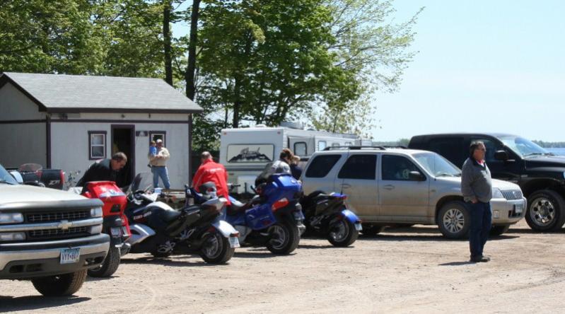 Dave, Dave, Deb (SpyderDeb), Mike heading in to eat.