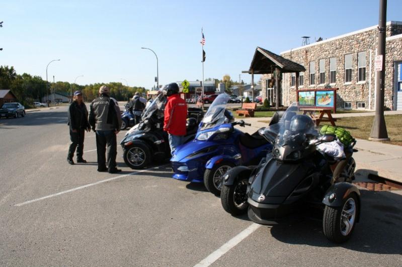 Doing what Spyderlovers do best...Oooo and Ahhhh over each others Spyders.