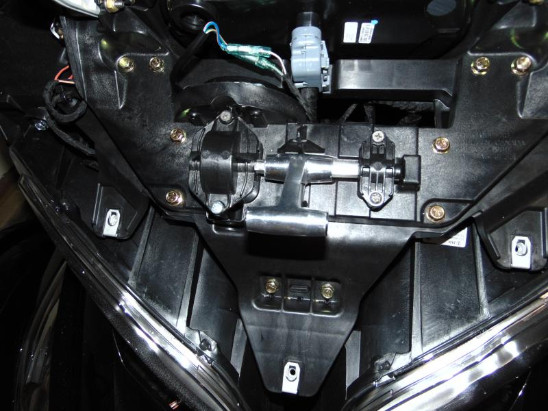 DSC00205
The new arm assembly installed.  Note the replaced screws holding down the plastic parts.