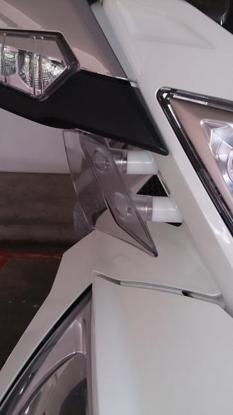 Extension spacer for the air deflector under the mirrors