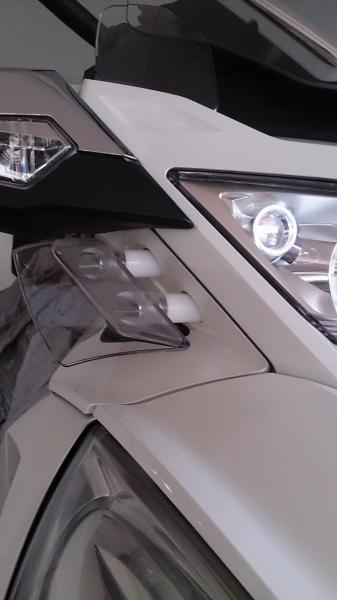 Extension spacer for the air deflector under the mirrors