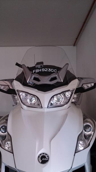 Extension spacer for the air deflector under the mirrors