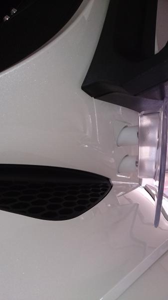 Extension spacer for the air deflector under the mirrors