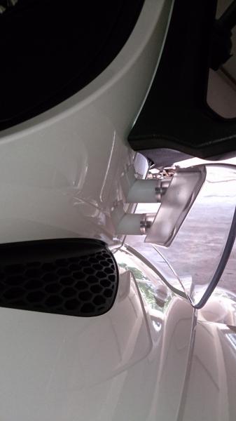 Extension spacer for the air deflector under the mirrors