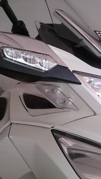 Extension spacer for the air deflector under the mirrors