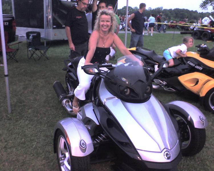 FIRST TIME SITTING ON A SPYDER LOWELL BIKE NIGHT 2