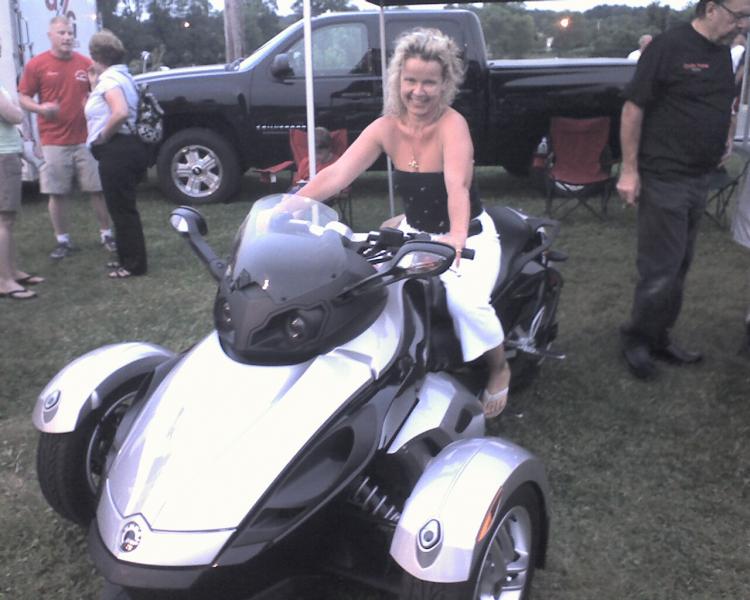 FIRST TIME SITTING ON A SPYDER LOWELL BIKE NIGHT