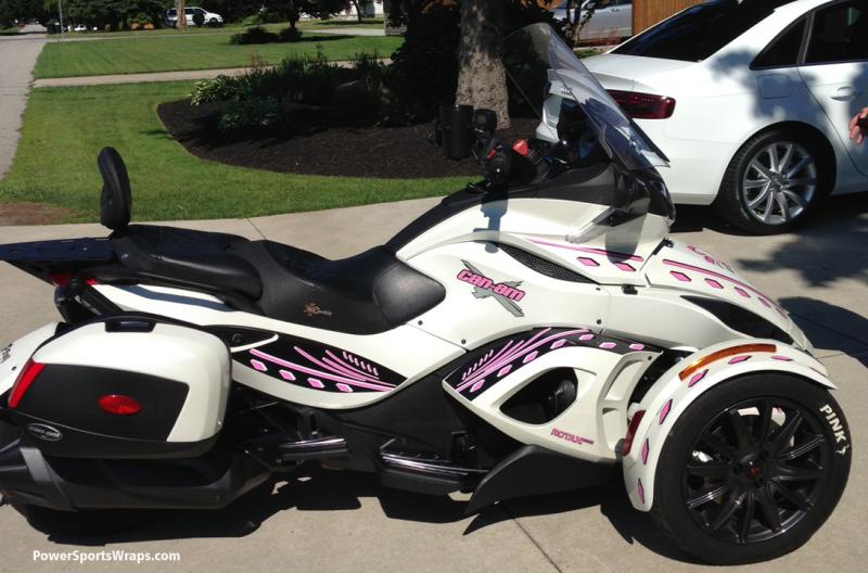 FlamingoBabe's Spyder ST-L custom graphics created just for Charlyne.  This is a great photo of the complete package.
What can we create for you?  Ema