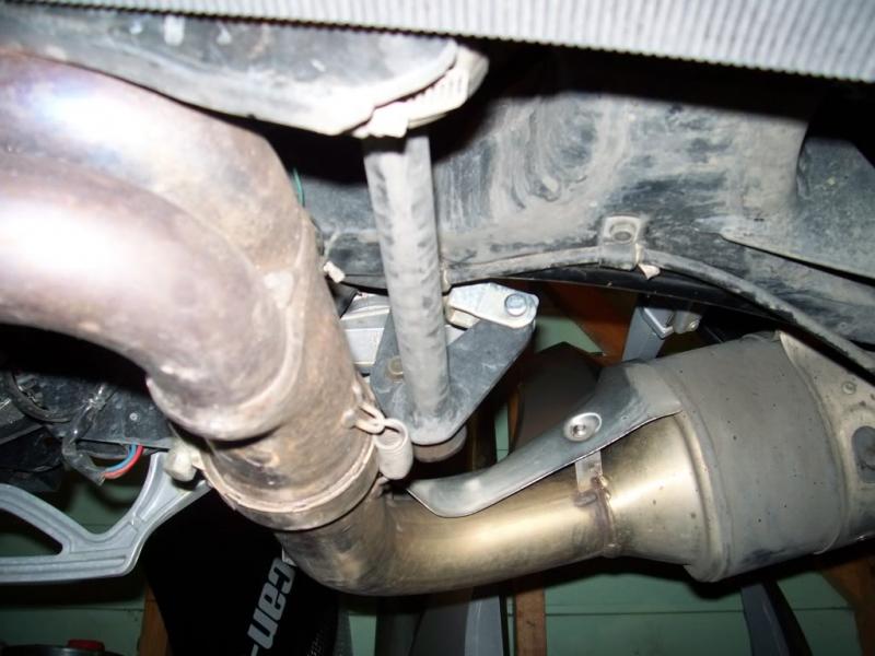 Foot brake. Underneath from left side showing rod across frame