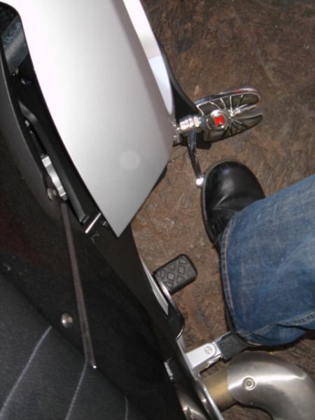 Footpeg, right side distance