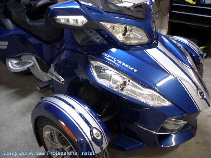 Front corner  spyder decal- This Orbital Blue RT looks great with the Silver metallic stripes.  Notice how the fender kit really finishes off the look