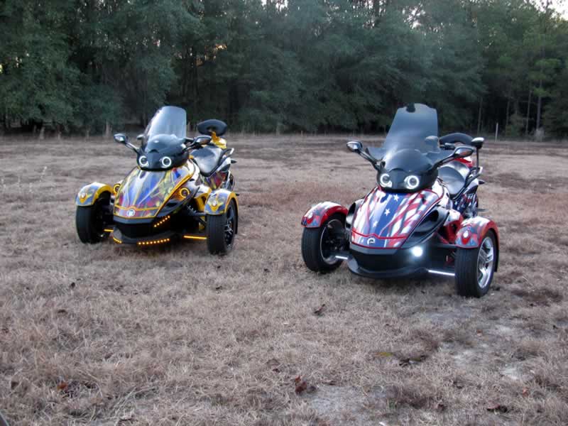 Frontal view of both Spyders