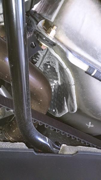 Heat shielding in front of fuel tank