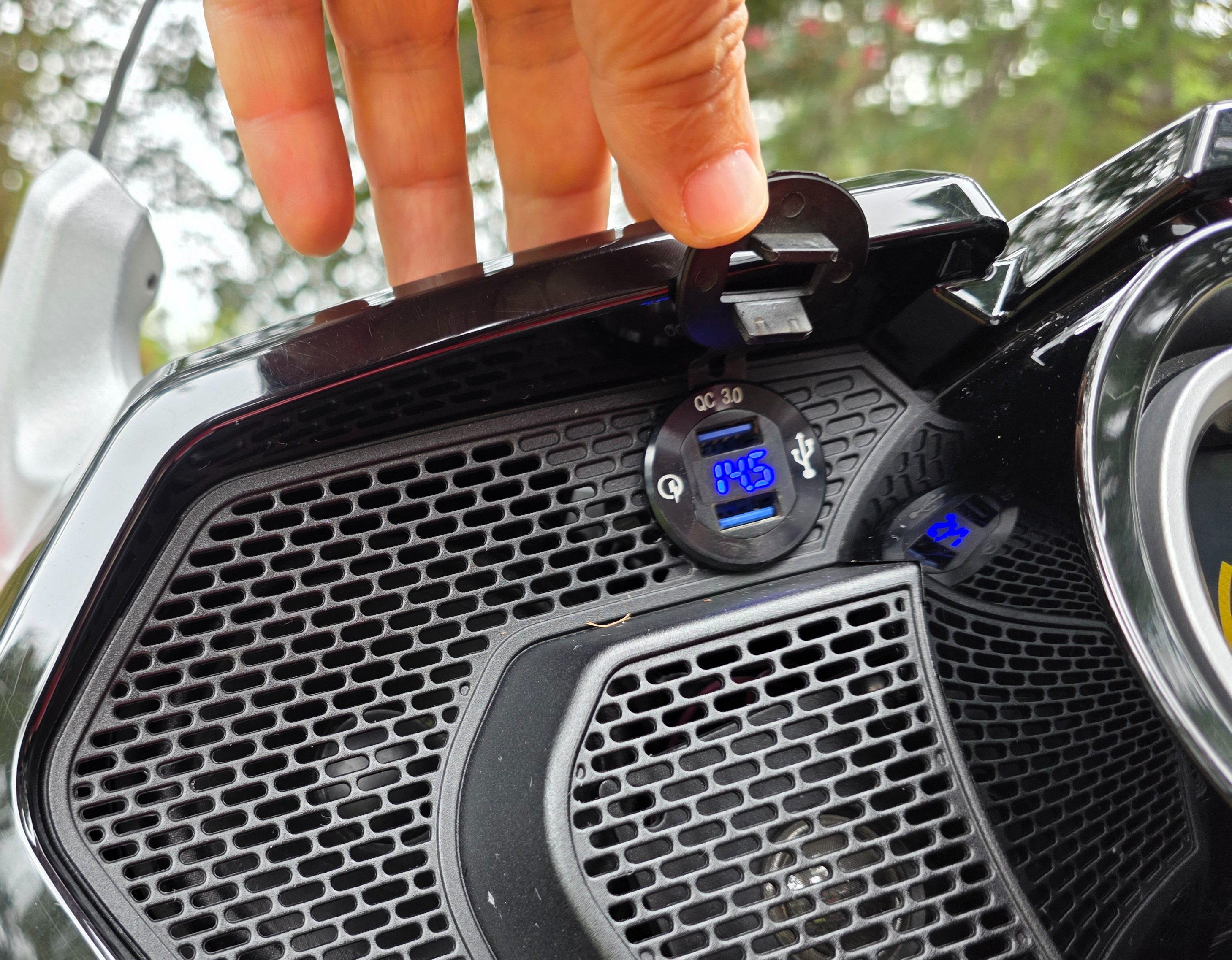 In dash volt meter with dual USB ports