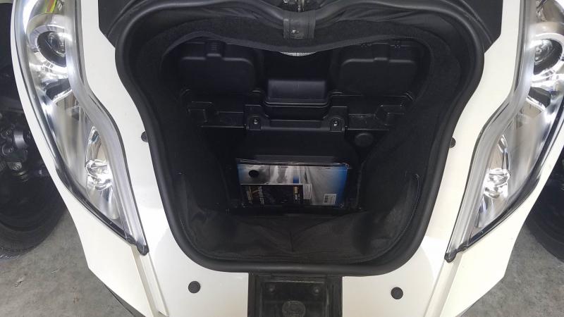 Inside Spyder Frunk Manual mounting