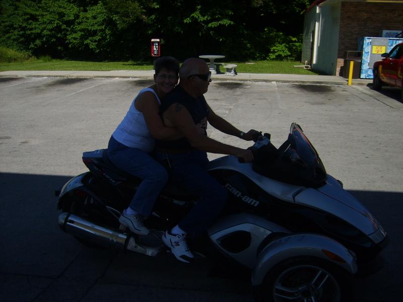 Jim and Barb using moonchasers213 spyder (they own a Harley for now) maybe spyder owner sooner than he thinks 7-25-10 Palatka Fl breakfast ride