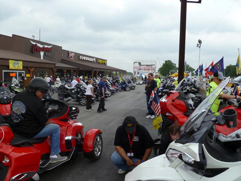 John from Elka (behind Spyder) making final adjustments on shocks
Also talking music the whole time.