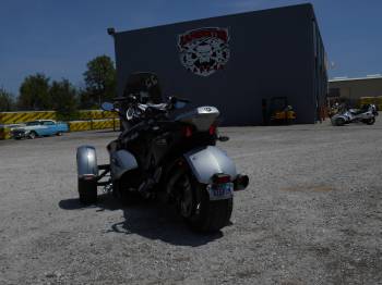 Lamont's Garage
(nice Pontiac)