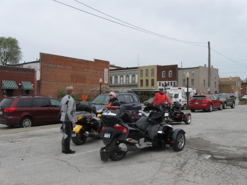 Lunch stop in Hannibal, MO with Ann & Deb - then we parted ways - the girls to MI and us up north to MN