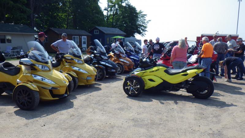 Met at the Flagship Inn for lunch - parking the Spyders......