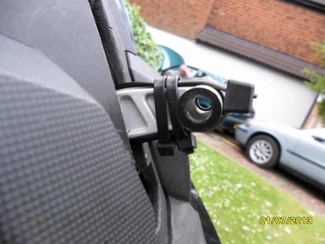 Middle bracket Windshield end showing large zip tie 
550mm x 9mm - Black - + 2 Securing zip tie to ensure the large zip tie remains in place 
Note - S