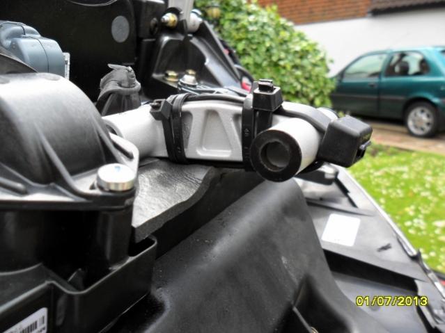 Middle Windshield bracket showing the large zip tie
550mm x 9mm - Black - Secured at both ends with smaller zip ties to ensure the Large zip tie remai