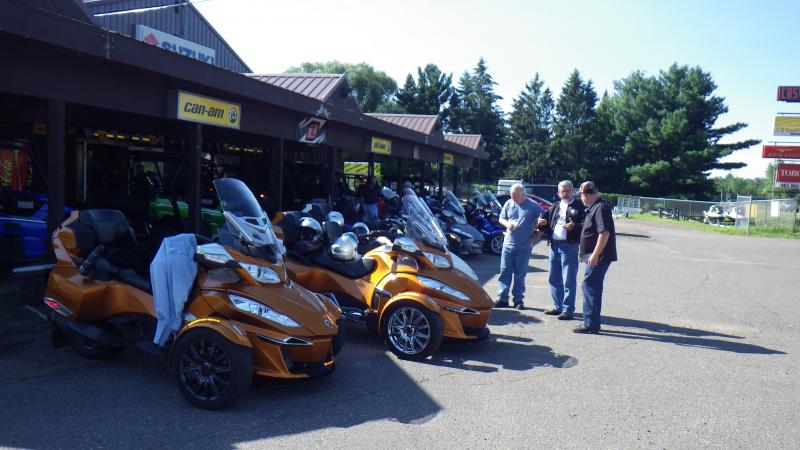 MN Spyderlovers group meet at Caswells to start the day.