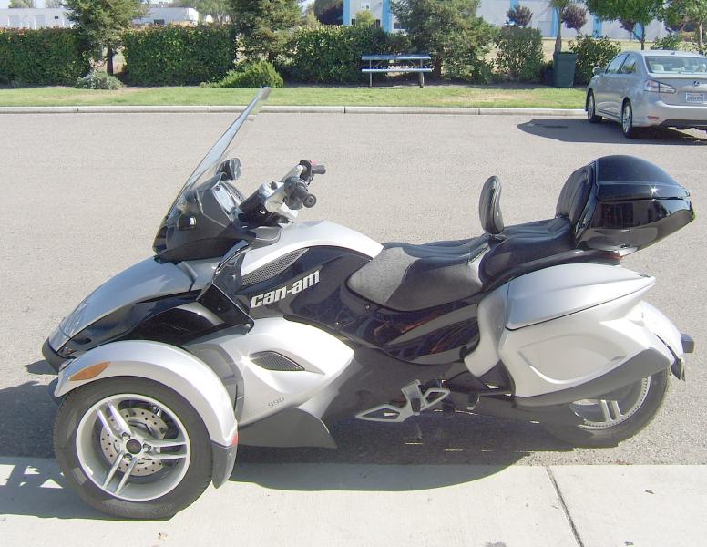 New seat, hardbags & trunk.