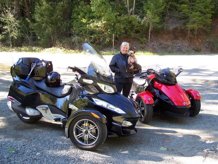 Our first ryde with Leroy's new carrier.
He's not all that excited about being in a carrier but he loves to ryde!