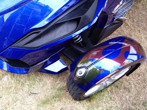 painting the flames on the bike3